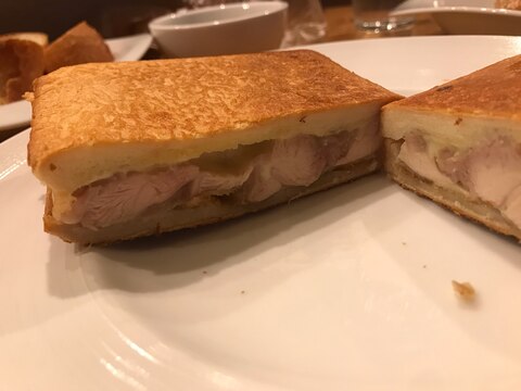 とろーりチーズのチキンホットサンド